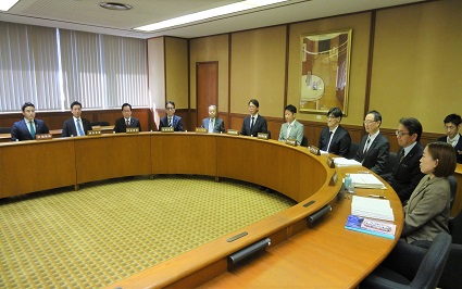 教育・スポーツ委員会の審査風景画像