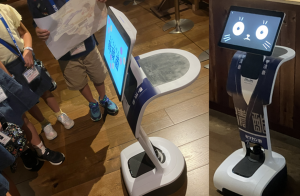 自律案内型ロボットによるガイドツアーの様子