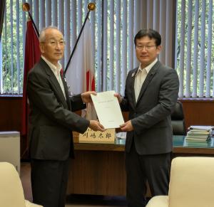 議長に手交する委員長