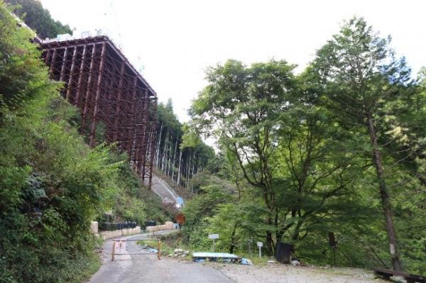 作業道が斜面から張り出している様子