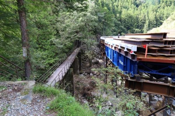 東海自然歩道の橋とその横に大きな作業道の橋がある様子