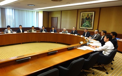 公営企業会計決算特別委員会の審査風景画像