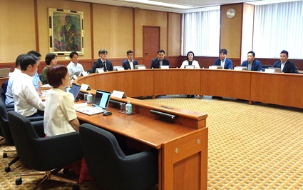 子ども・子育て対策特別委員会の審査風景画像