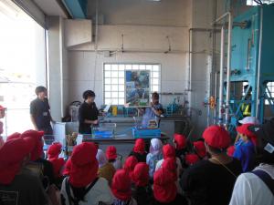 パネルや模型を使って排水機場の仕組みを説明する様子