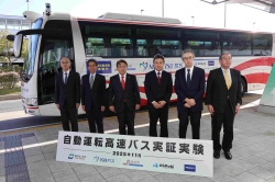 大型観光バスタイプの車両を使った自動運転の実証実験2