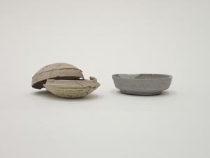 授業に持って行った、2つのうつわの写真です。