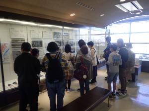 バックヤードツアーでは、展示の解説も実施しました。