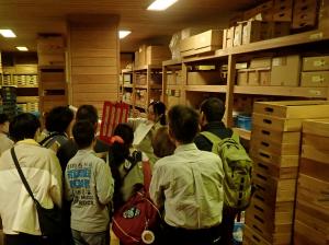 バックヤードツアーの様子です。たくさんの出土品が収納されています。