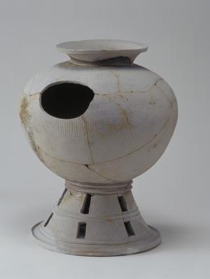 丸い穴が開いている壺です。