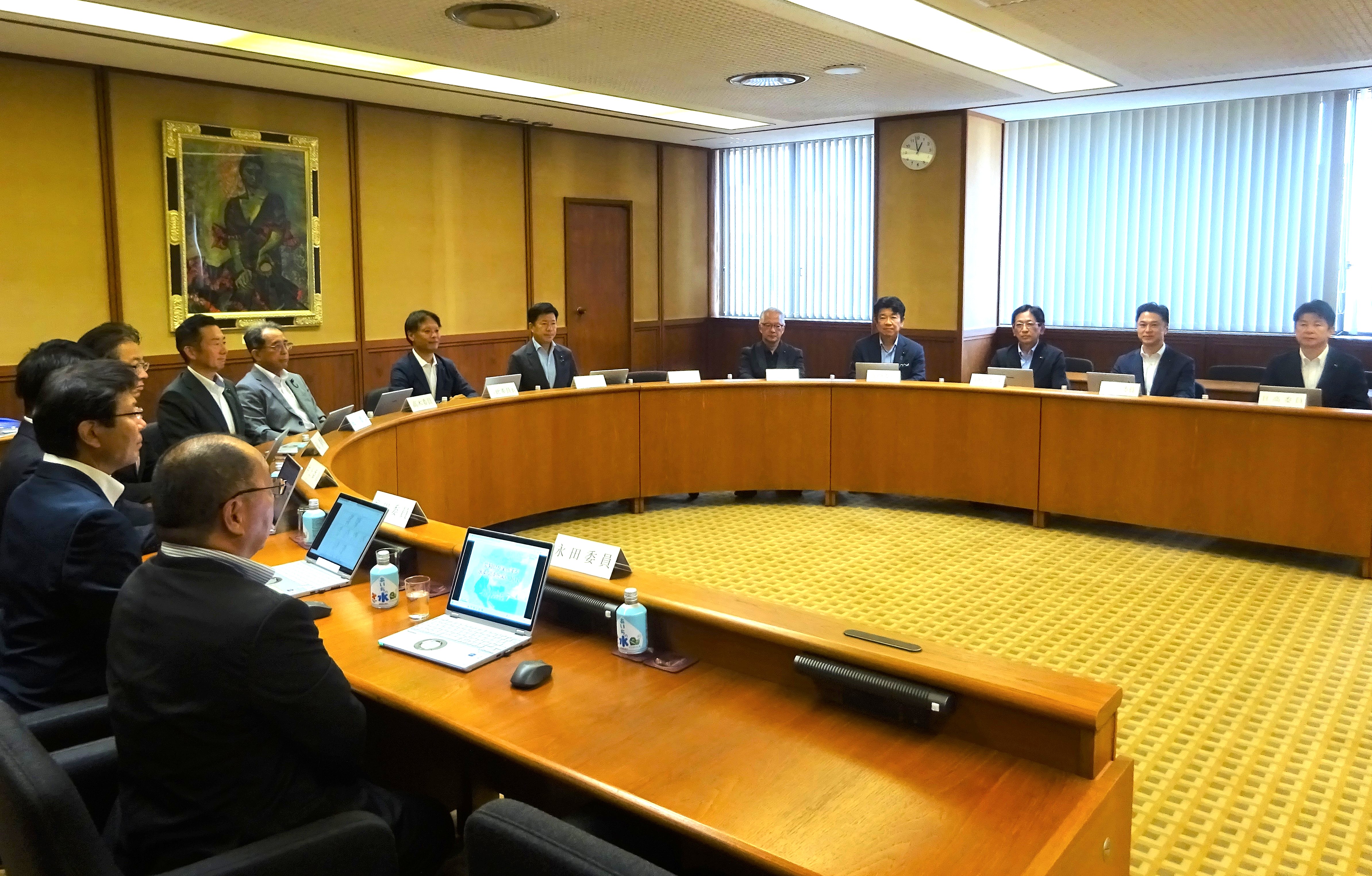 カーボンニュートラル調査特別委員会審査状況画像