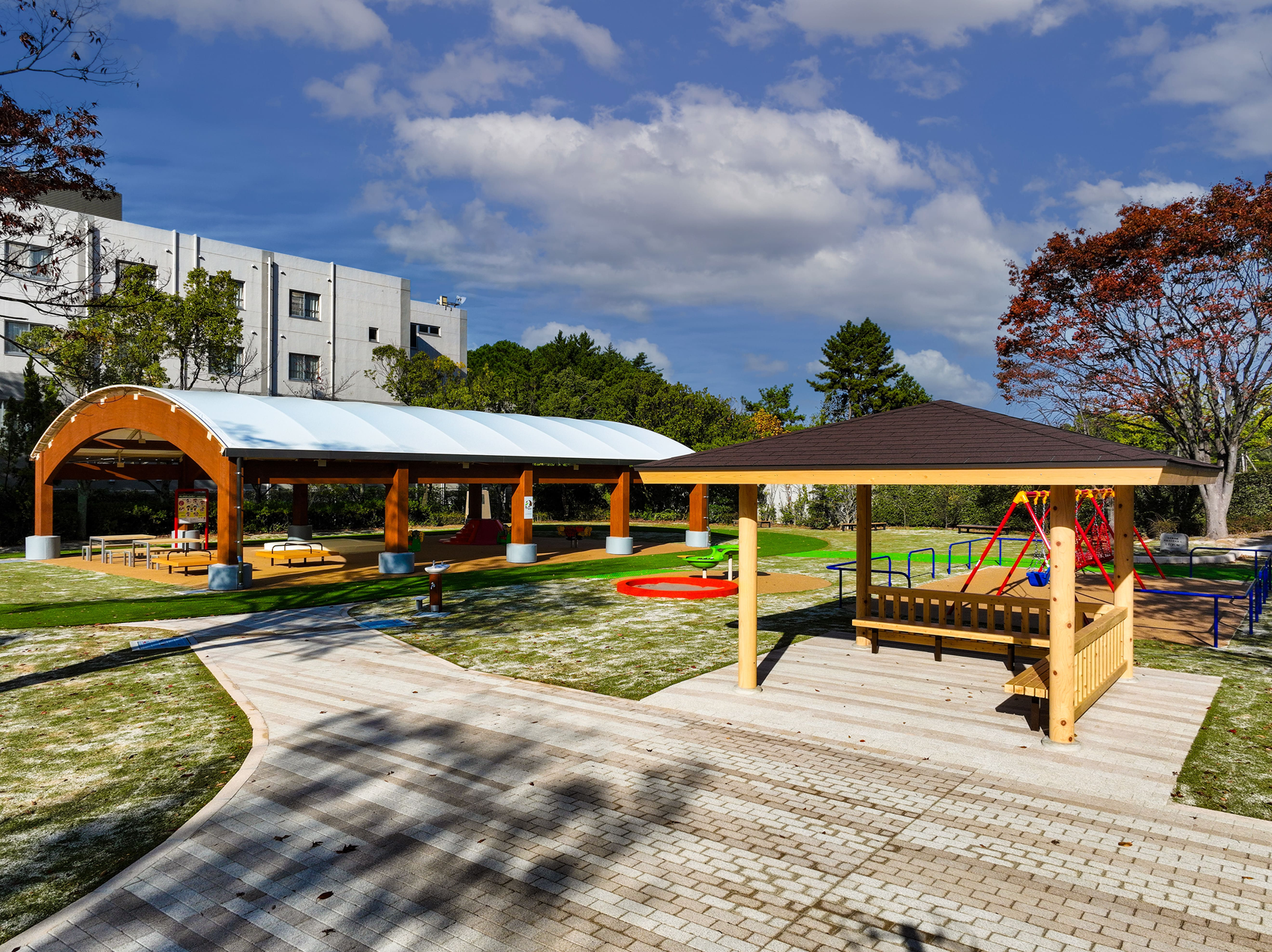 中京競馬場ぱかぱかぱーく　屋外　左に木造大屋根　右に木造休憩所　