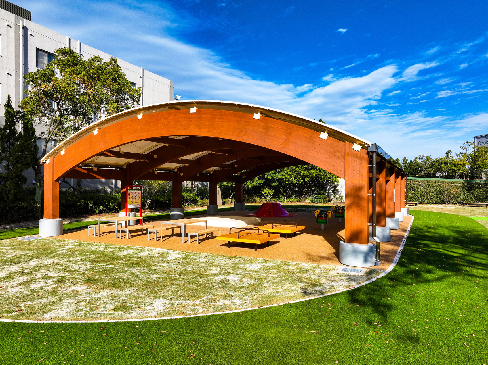 中京競馬場ぱかぱかぱーく　屋外　木造大屋根　屋根の下にはインクルーシブ遊具が設置されている