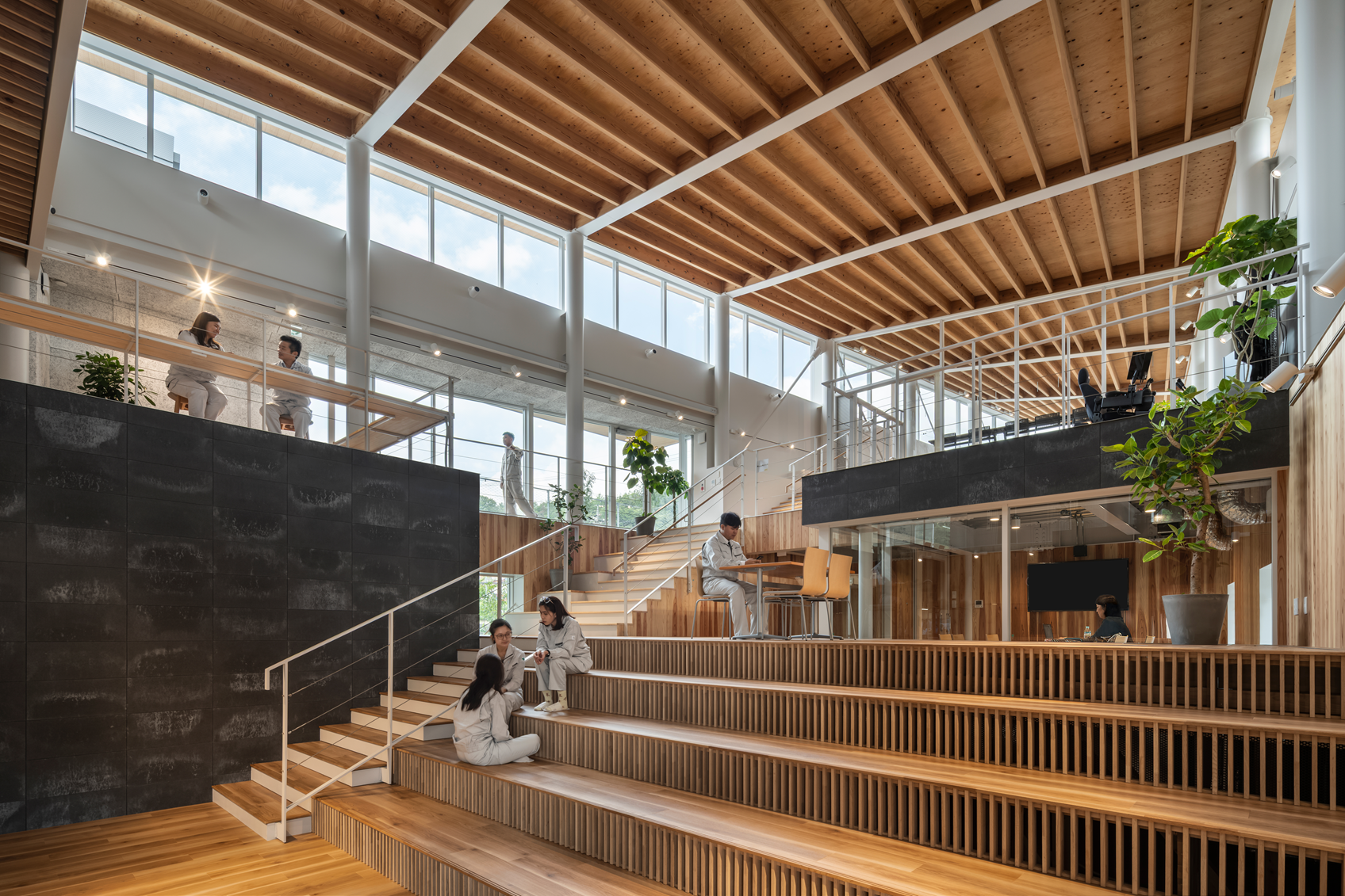 川口組テクノセンター　事務所棟内観