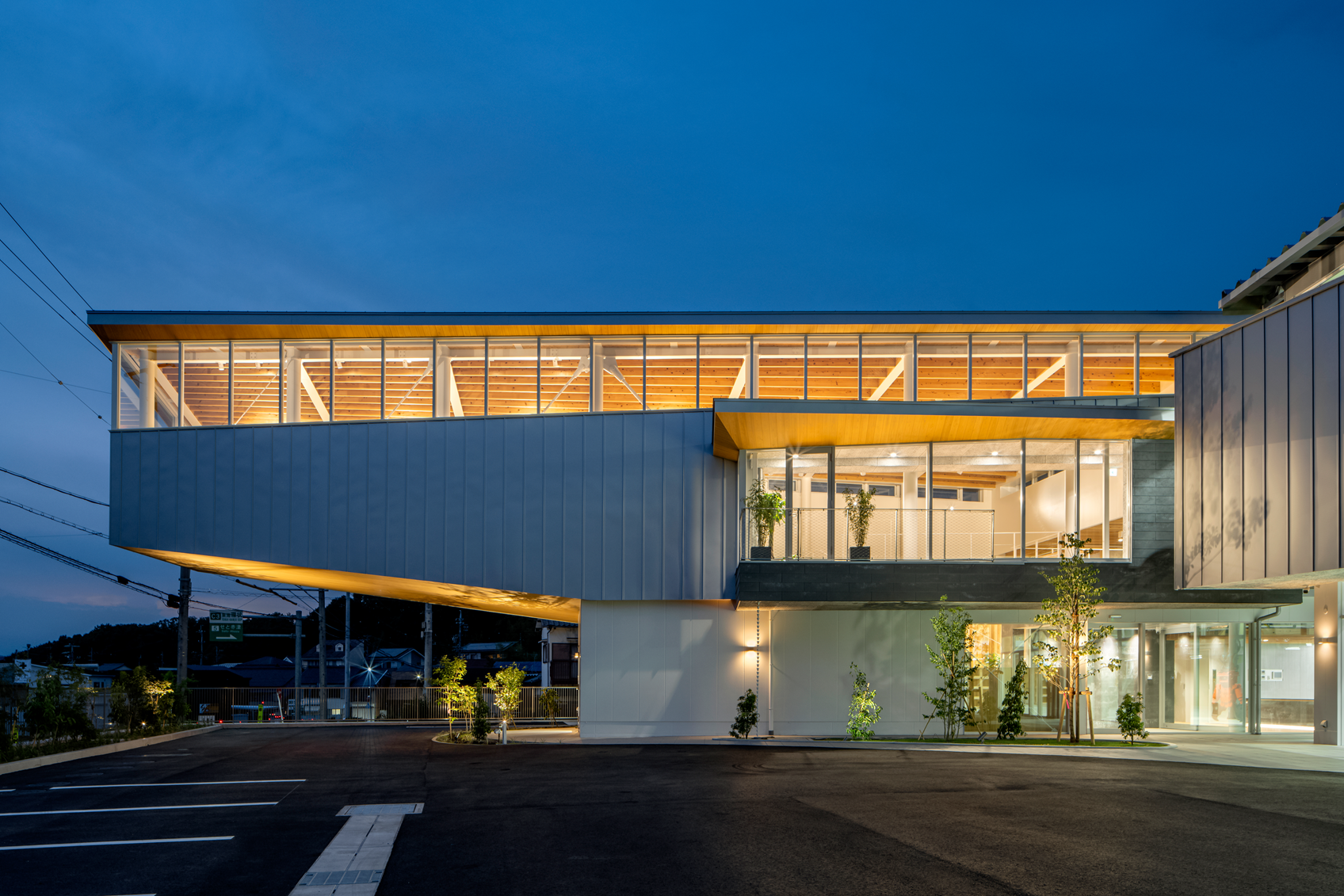 川口組テクノセンター　夜間の外観南側　温かな明かりが地域の新たな景観となっている