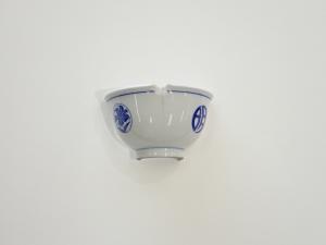 白い碗です。青色で明和高校の校章とユリのマークが描かれています。