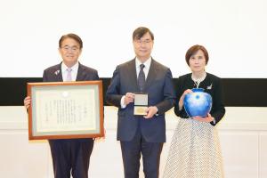 0223学術顕彰式写真撮影の様子