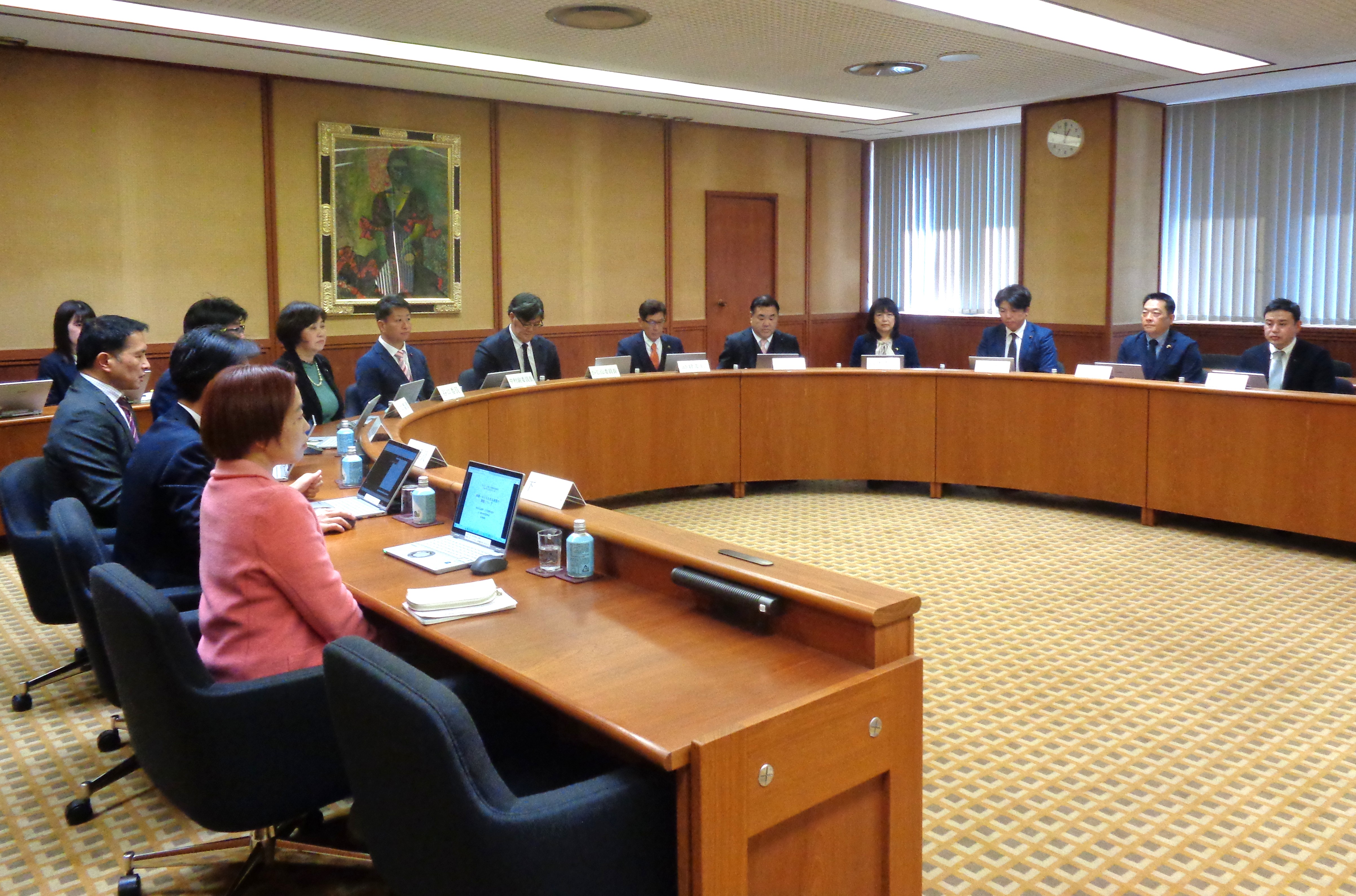 子ども・子育て対策特別委員会の審査風景画像