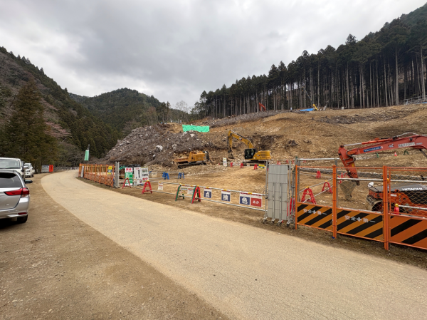 山が伐採されている工事現場の様子