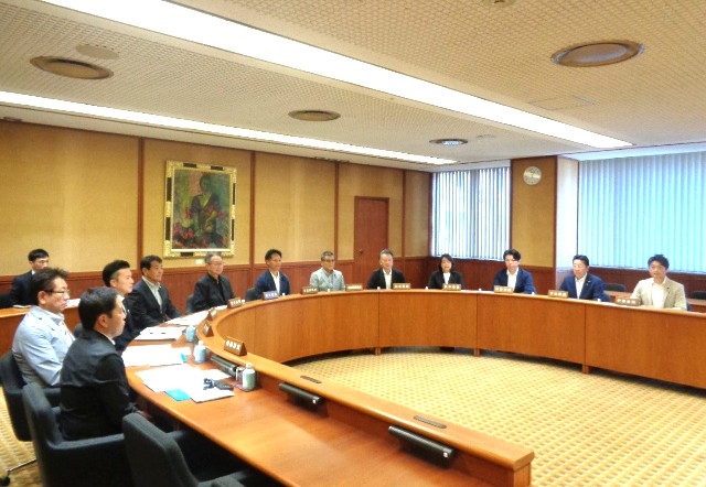 経済労働委員会の審査風景画像