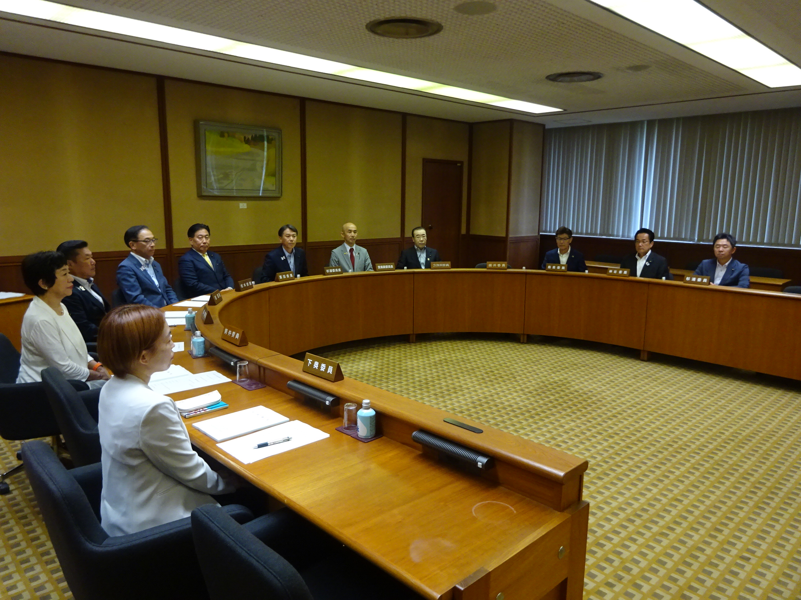 建設委員会の審査風景画像