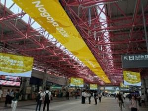金山総合駅 黄色の装飾