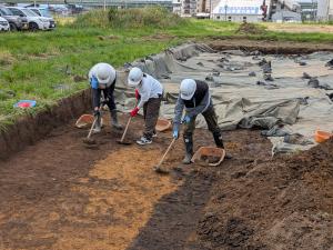 発掘調査に参加している様子です。