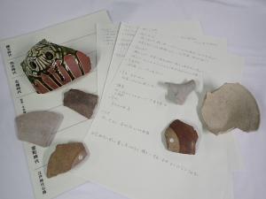 実習生が作成した解説文と「土器どキット」です。