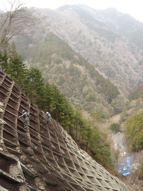 大規模な山腹崩壊地の復旧治山事業