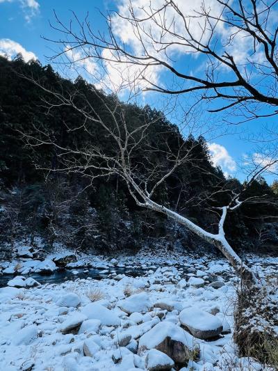 雪化粧した寒狭川