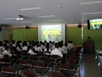 イチゴの経営事例紹介を聞く生徒達