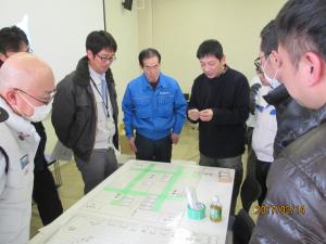 各班ごとに進行役が避難者の情報等が書かれたカードを読み上げて、ゲーム進行